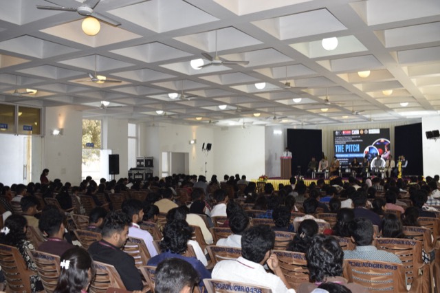 A packed auditorium of students attends the workshop